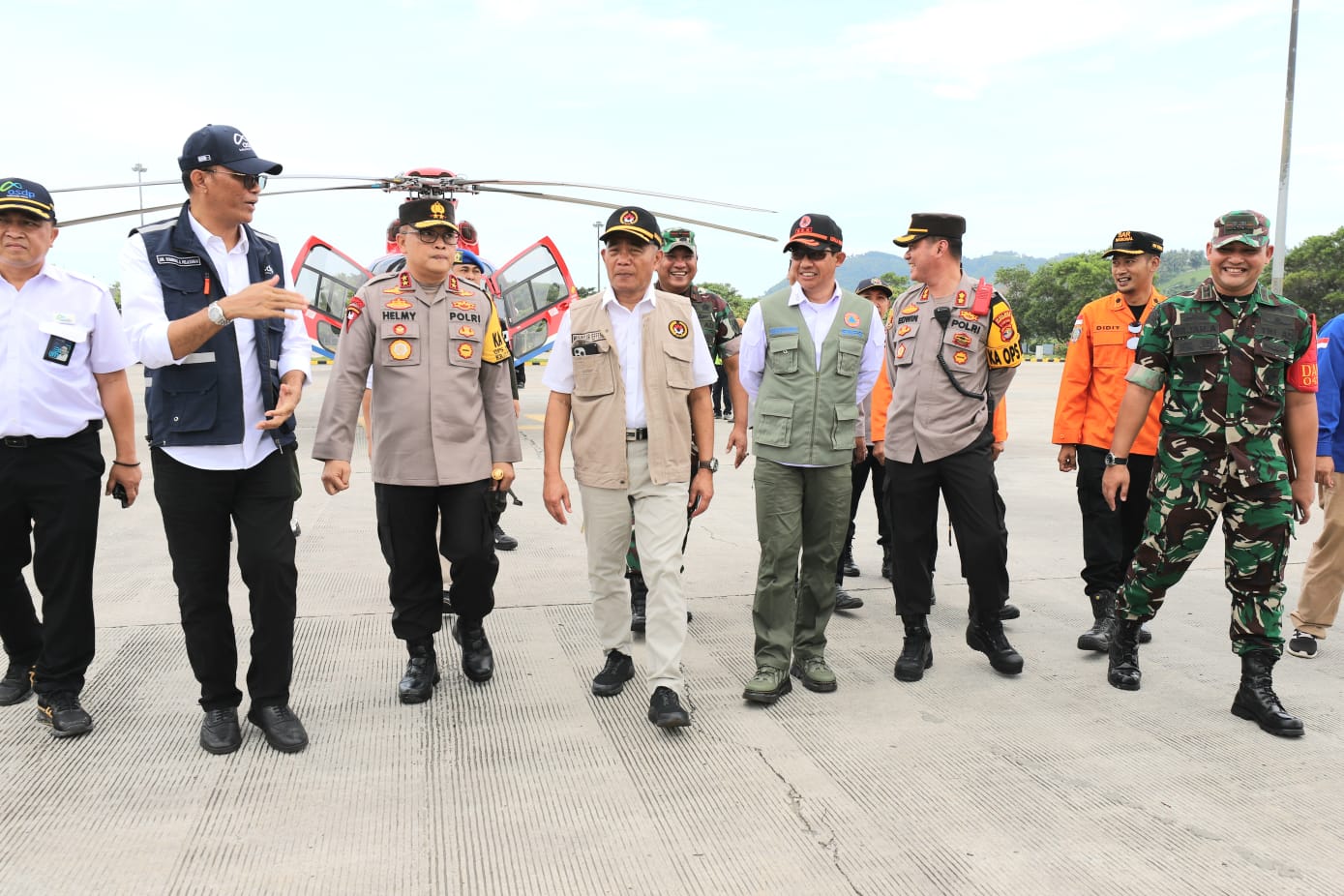 Kepala BNPB Letjen TNI Suharyanto dan Menko PMK Muhadjir Effendy saat tiba di Pelabuhan Bakauheni, Lampung Selatan, Provinsi Lampung, pada Selasa (25/4).